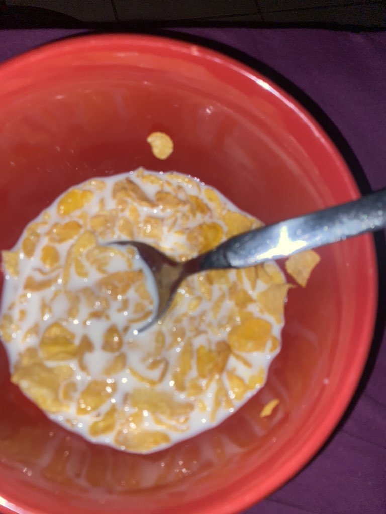 linluvly's tweet photo. Tlhotse ke shenametse batho ba apeile, ebile ke campaigner nkare kea duelwa. Now look at my ass, ke supper ka di cornflakes 😢😭
#KitsovsBokangCookoff
Wena @Bokang_DT ntsenyetse dijo mo Mai Leng https://t.co/V24bnSc6Qj