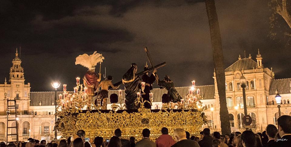 HermandadPaz's tweet photo. La luz de la cera ilumina el rostro de  Nuestro Padre Jesús de la Victoria y de María Santísima de la Paz.

#LaPaz2020 
#SSantaSevilla20 https://t.co/FJLvFKqTeu