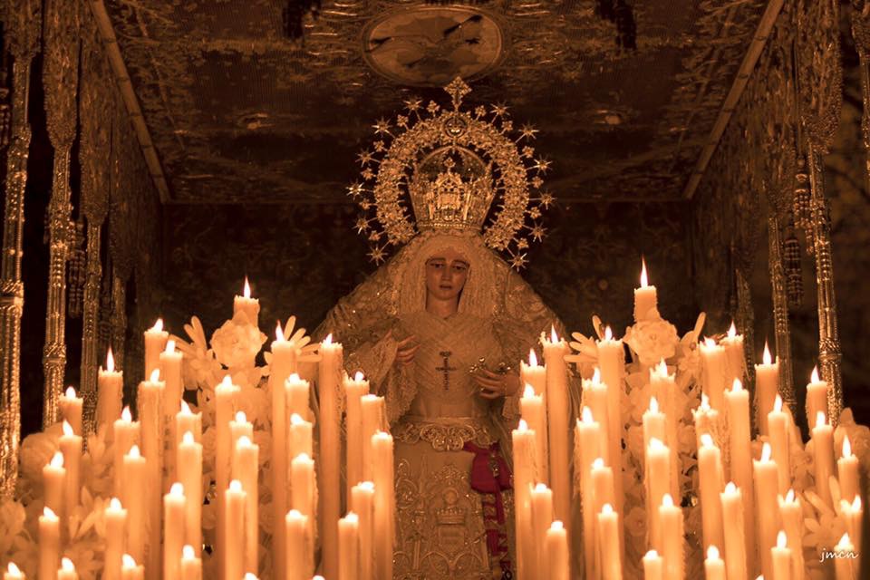 HermandadPaz's tweet photo. La luz de la cera ilumina el rostro de  Nuestro Padre Jesús de la Victoria y de María Santísima de la Paz.

#LaPaz2020 
#SSantaSevilla20 https://t.co/FJLvFKqTeu
