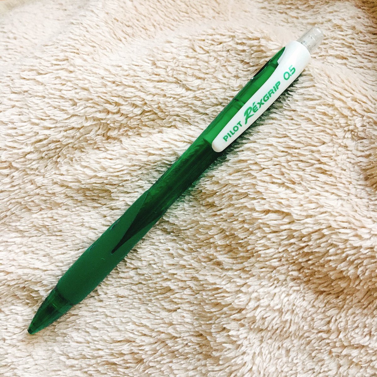 Brave 低浮上 1つ目 Pilot レックスグリップ とある時に貰った物がこんなに使う事になるとは 愛用しているシャーペンです 100円 税という安さでめためた描きやすい 個人的な意見です 使った事は無いですが0 3もあります 色んなカラーあるので推しの色