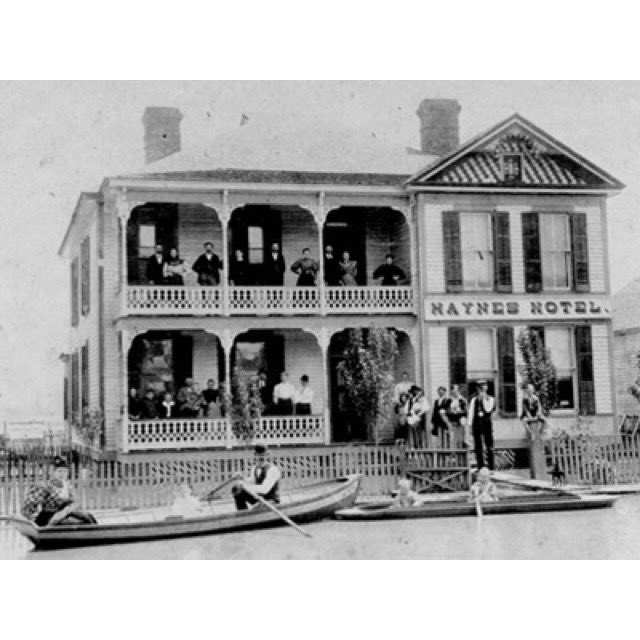 TrapperHaskins's tweet photo. This picture is from 1884 somewhere in Mississippi. I found it on the Yazoo-Mississippi Delta Levee Board website. Looks identical to our own boat, Oxbow, except I don’t usually wear my bowler hat and bow tie when I’m rowing 🚣

#chasingtwain #mississippiriver https://t.co/YTMRKiSIEy