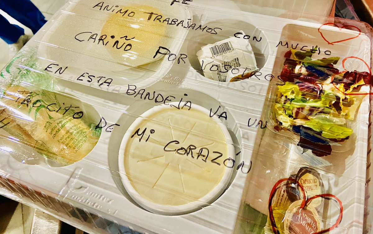 sotomayor_cesar's tweet photo. Ha sido muy emotivo ver que cada una de las bandejas de comida de los pacientes con #Covid_19 tenían mensajes de ánimo. Enhorabuena a todo el equipo de cocina del @HospitalUVRocio por esta hermosa iniciativa ! Estoy seguro que llega al ❤️ de nuestros pacientes. Gracias 🙏🏻 https://t.co/dFXO4tF3wA