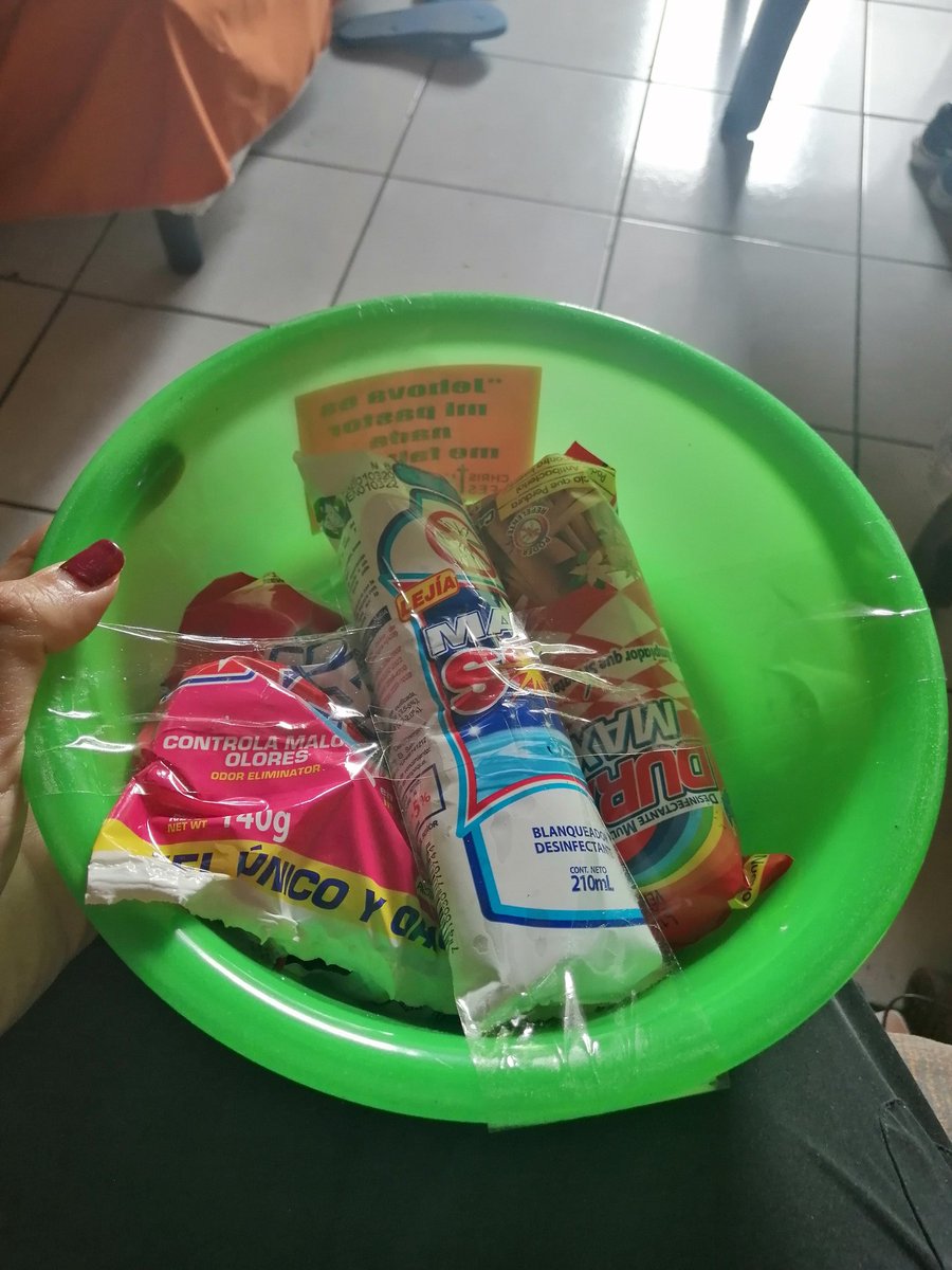 Beryz10's tweet photo. La limpieza en los cuartos en el centro de cuarentena depende de cada albergado, en el hotel donde estoy, cada 2 días nos entregan kit de limpieza.
Hoy nos dieron esto y automáticamente lo asocié con el regalo Navideño que entregan las tiendas.
Ls mente 😬 https://t.co/Z8nR8FKI4l