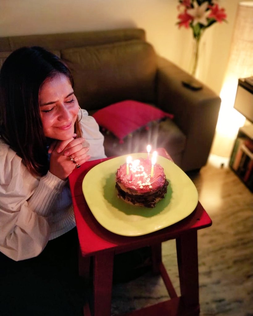ArtiSingh_005's tweet photo. How cute u are looking Aru😍😘
Staying at home,talking to frnds &amp; family on phone,lighting diya🕯....These small things which makes u happy shows how much pure hearted u are☺️
Today was indeed a special &amp; memorable Bday for u!❤
#HappyBirthdayArtiSingh #ArtiKiArmy @ArtiSingh005 https://t.co/FktXJhcfOo