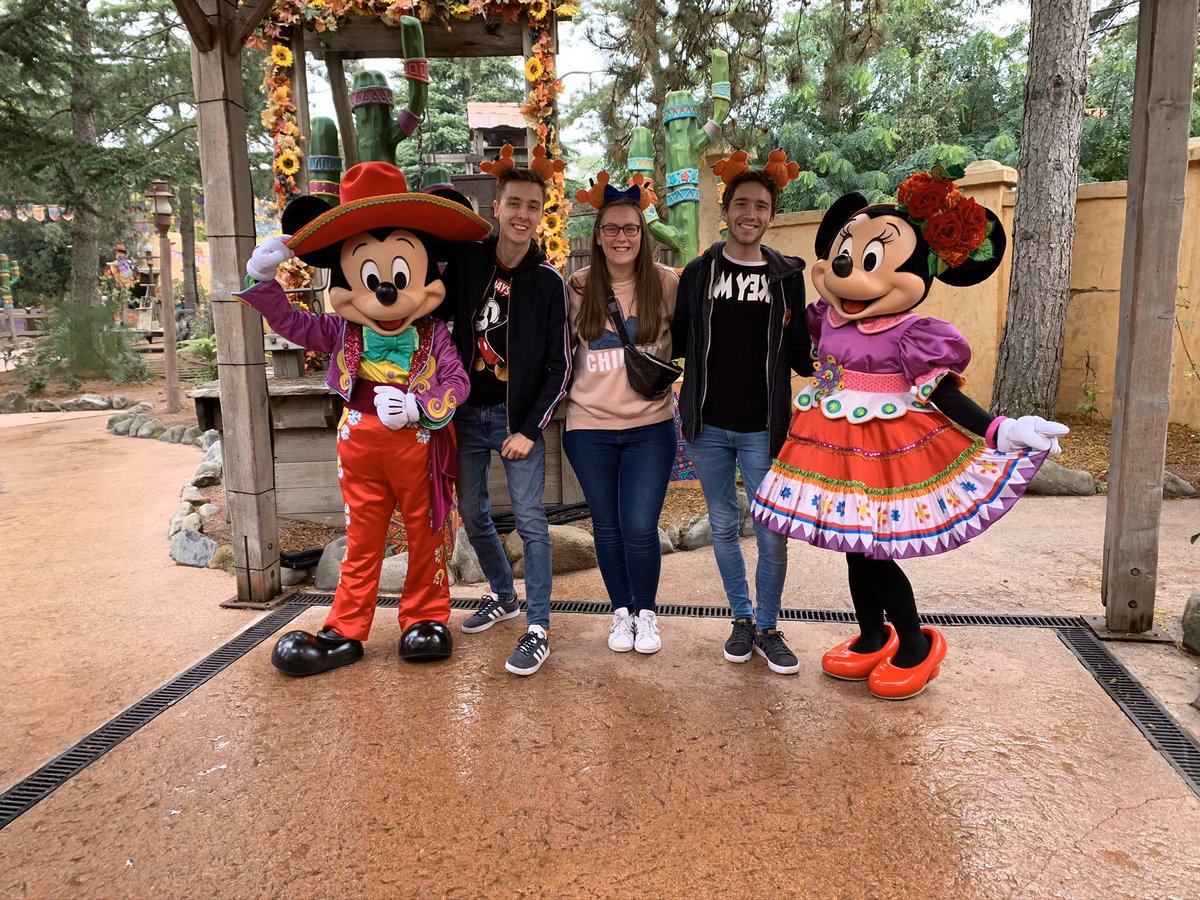 Andreashens's tweet photo. @VerhaegheArno Mickey and Minnie Mouse https://t.co/O5zGiEOtil