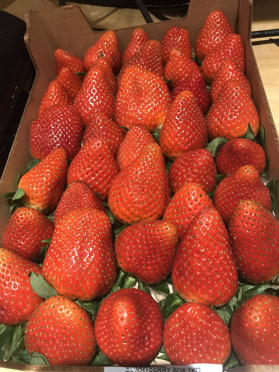Nothing_But_T's tweet photo. Pudding. Not all for me though obvs! #notTHATfat 🍓🍓🍓 https://t.co/D6V5PShYB2