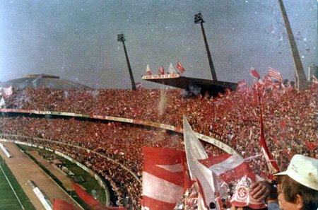 ritmodetorcida's tweet photo. #PraRecordar Torcida do Internacional no Beira-Rio nos anos 80. https://t.co/VgHApYTwg7