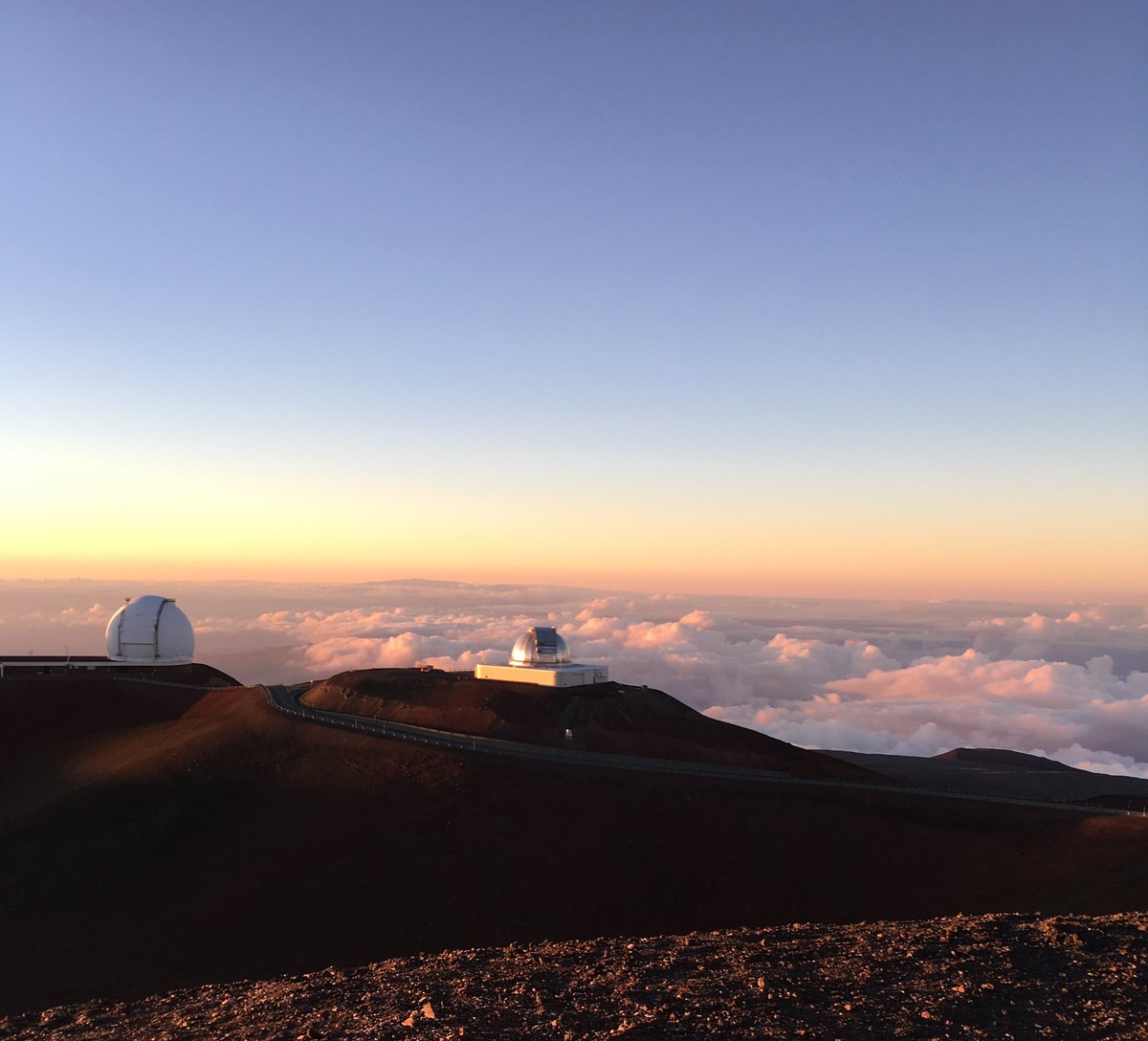 Stefschwalb's tweet photo. Since it's cloudy in #NYC, happy to post this sunset from breathtaking #MaunaKea on the #BigIsland of #Hawaii for #SundaySunsets @RoarLoudTravel @always5star @_sundaysunsets_ @winetraveleats #travel #travellover #sunsetinparadise #ShelterInPlace https://t.co/wudK9kKfhj