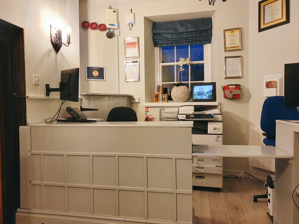 Keith80702750's tweet photo. Reception all spruced up...
Ready for the lovely ladies and our delightful guests to return to...
#John.. has checked it out and he said it was OK before he stomped off.... ( I think he has woman problems, he's on his own again today! ) 
#lifeatdiamond
#stayvacationed
#9pmteatime https://t.co/S4cM5wWnPF