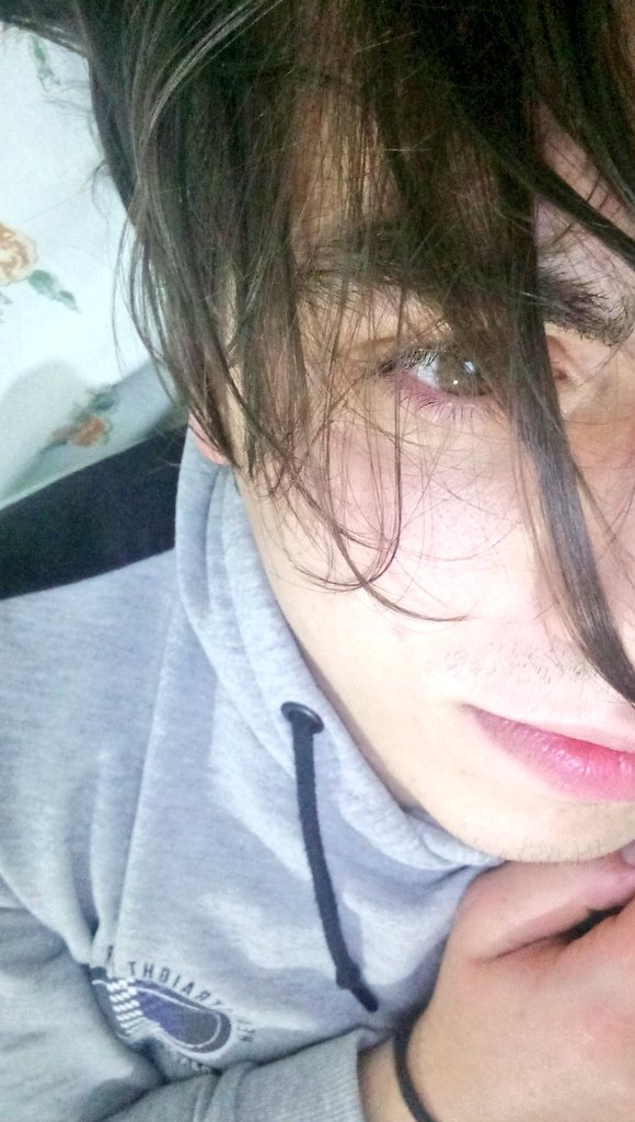 Saçlarımın her teline seni sakladım