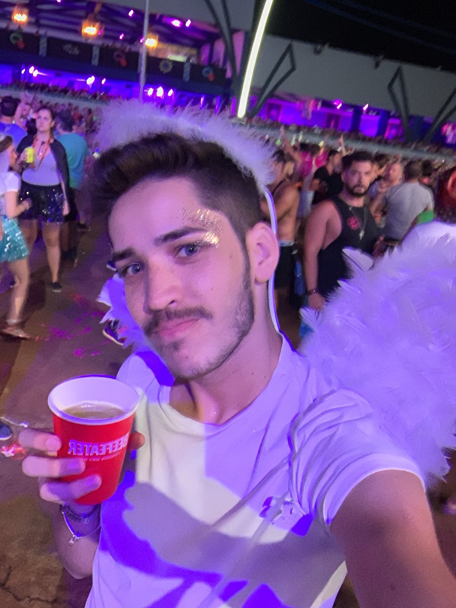 brunoh_enriquee's tweet photo. Fotinha dos melhores dias do ano #Carnaval2020 #obavotu #blocooba #fantasia #anjo https://t.co/02EIjTwuxC