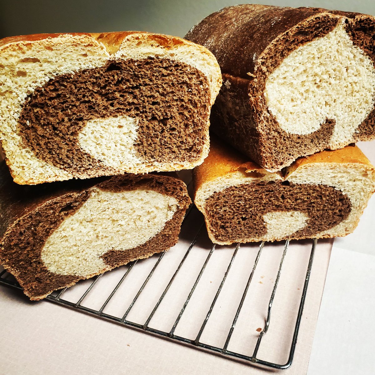 drbeergood's tweet photo. I ❤ brewing bread! Tried my hand at a marbled rye. #drbreadgood #breadmaster #bread #drbeergood #marbledrye https://t.co/xxgkJikI9T