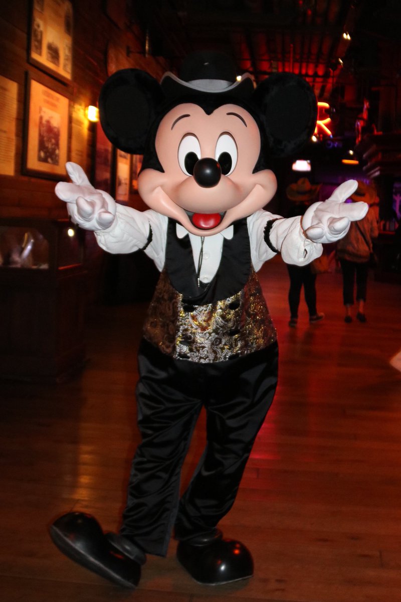 Howdy #MickeyMouse! #DLP #DisneylandParis #DisneyVillage #BuffaloBillsWildWestShow #Mickeyandfriends #DisneyFrontier #DisneyWildWest #DisneyWestern #ミッキーマウス