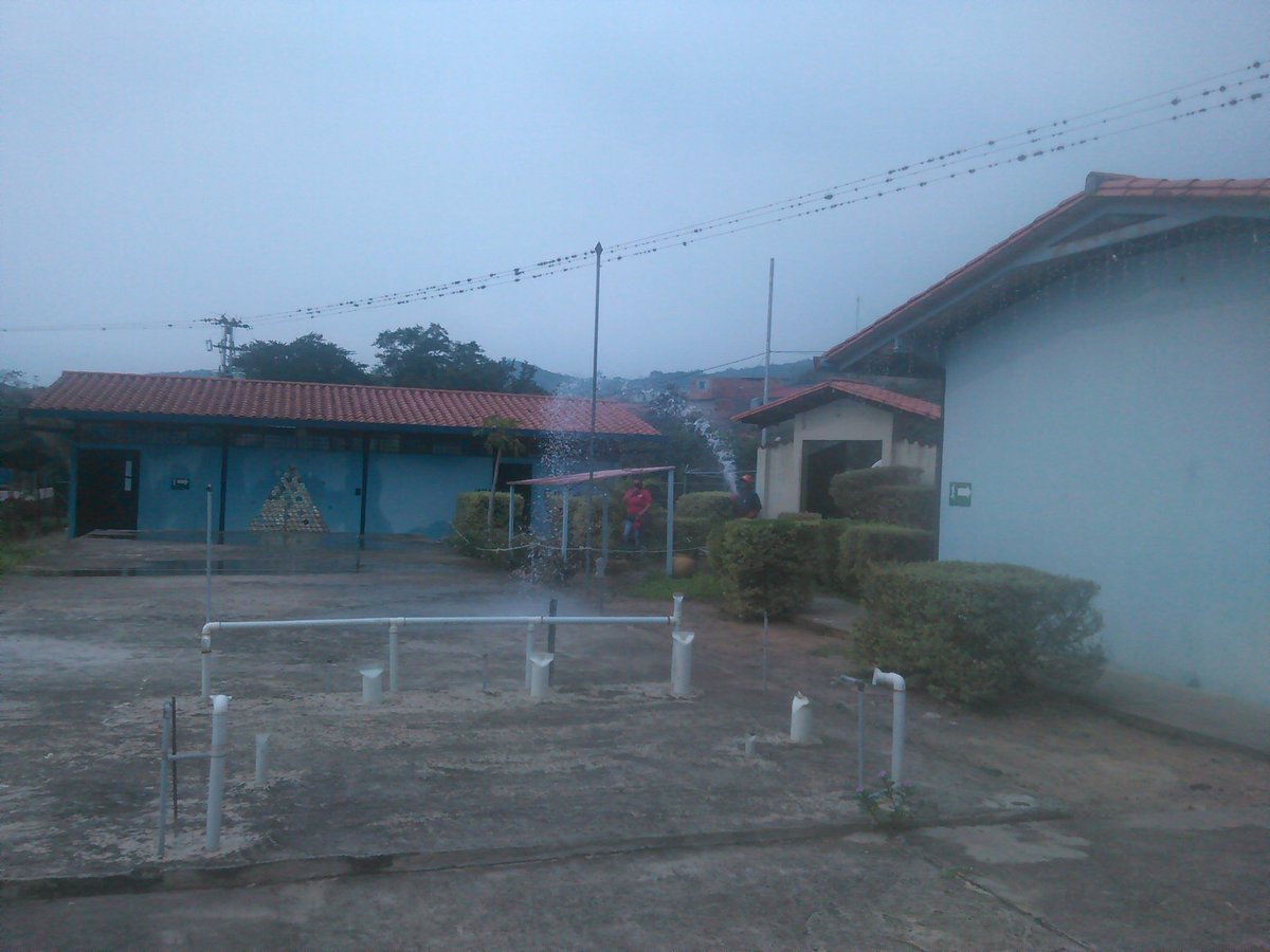 Gracias al apoyo del alcalde Ely Pernia,hidrosuroeste,protección civil y bomberos de Colón la institución fue desinfectada en pro de la salud de todos los niños@s, representantes, personal y comunidad. <a href="/charlychaves/">Charly Rojas Chaves</a> @psuvaristobulo <a href="/CLIFPMMICHELENA/">CLIF MICHELENA</a>