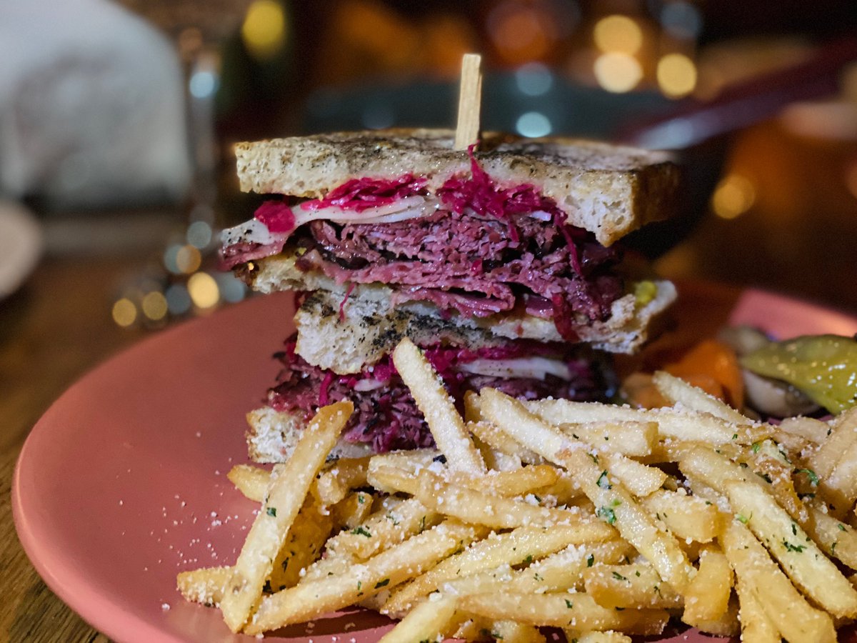 Se me antoja el sándwich de pastrami de <a href="/balboamx/">Balboa Pizzeria</a>, no importa cuándo lea esto. 

Y para fortuna de muchos tiene toda su carta con #servicioadomicilio. Solo envíe un mensaje de WhatsApp al 5569088251 para que le manden el menú, ordene y hasta puede pagar por esa vía. #ComeCDMX :)