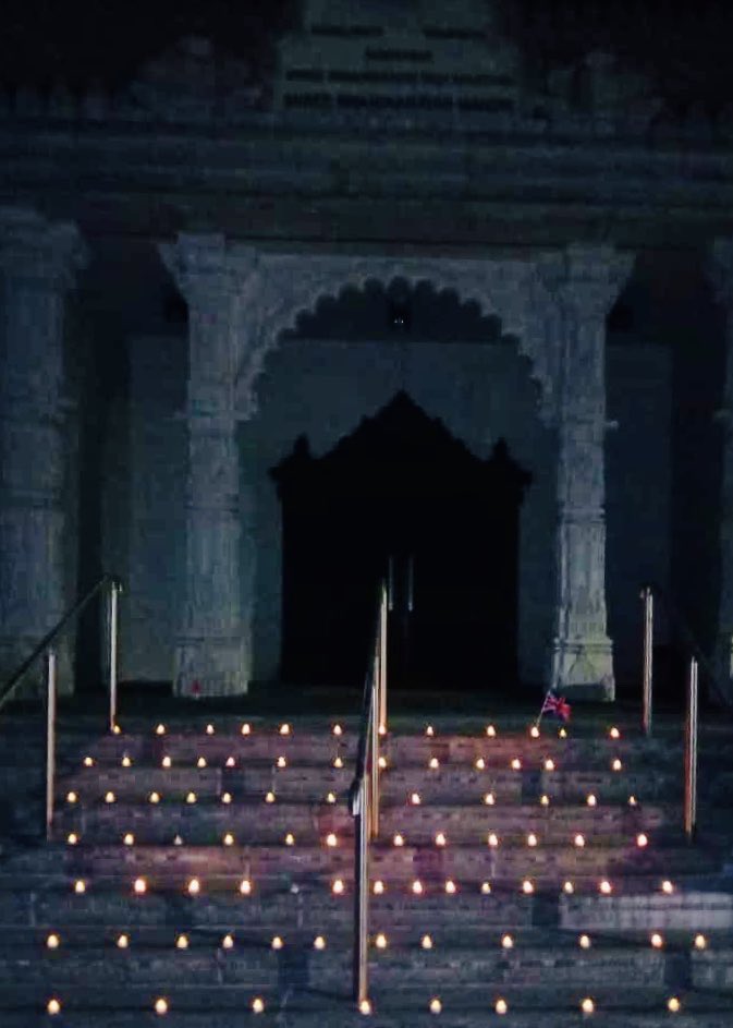 SGadiLondon's tweet photo. In this dark hour the world finds itself in, may the light of the Supreme Lord always fill our hearts and minds. As we light these flames of positivity, we remember we’re in this together 🙏🏼 #KingsburyMandir #9pm9minute https://t.co/nEi4LdTBmV