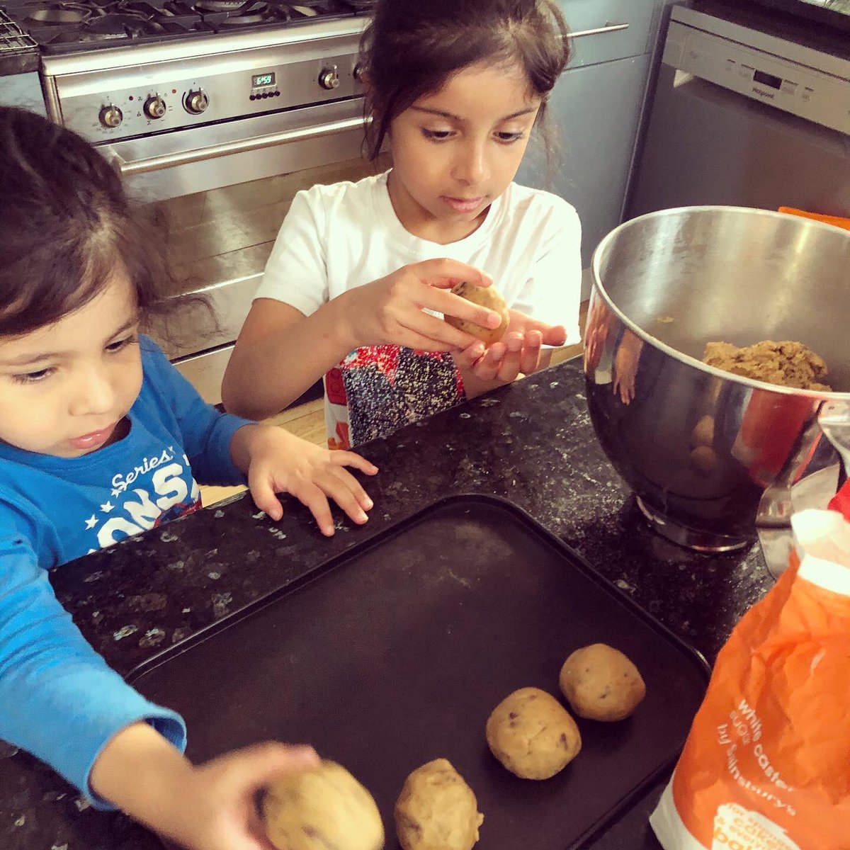 Harpreet_Baura's tweet photo. Parents, you have survived another week of lockdown with your kids! How many of you have a nagging feeling of overwhelm for quite a large part of the day? 🙋🏻‍♀️ The amount that most of us are packing into our days is insane, especially those of you who are still working. It’s easy https://t.co/9m6Q3d5J7l