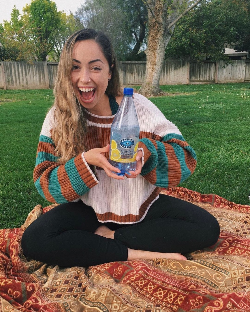 Backyard sunshine, smiles, and sparkling. 🤗 
📷: @divine_sunshineee

Stay #hydrated by finding the closest store to you that carries <a href="/sparklingCG/">CG Sparkling</a> #SparklingWater: crystalgeyser.com/pages/where-to…