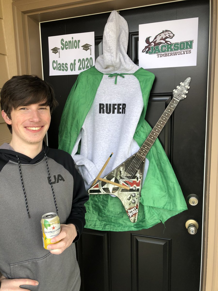 Cheleybug's tweet image. Supporting our Class of 2020 Seniors who are having a most unusual Senior Spring. They worked so hard and deserve to be honored. Not sure what graduation🎓will look like yet but for now we will honor Aidan in this way. 💚🖤🎸
#EPS_OurStudentsRock #EPS_Classof2020 #seniorclass