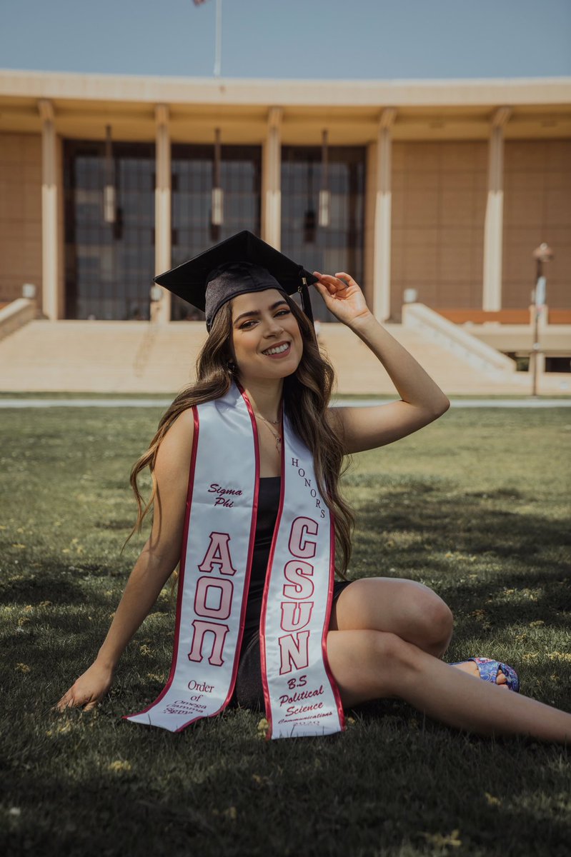 ashleyduarte98's tweet photo. First generation grad looks nice on me 💘 #matadorforlife #csun #aoii https://t.co/5o66tRmIU8