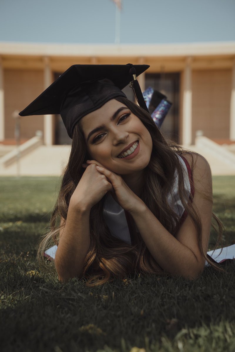 ashleyduarte98's tweet photo. First generation grad looks nice on me 💘 #matadorforlife #csun #aoii https://t.co/5o66tRmIU8