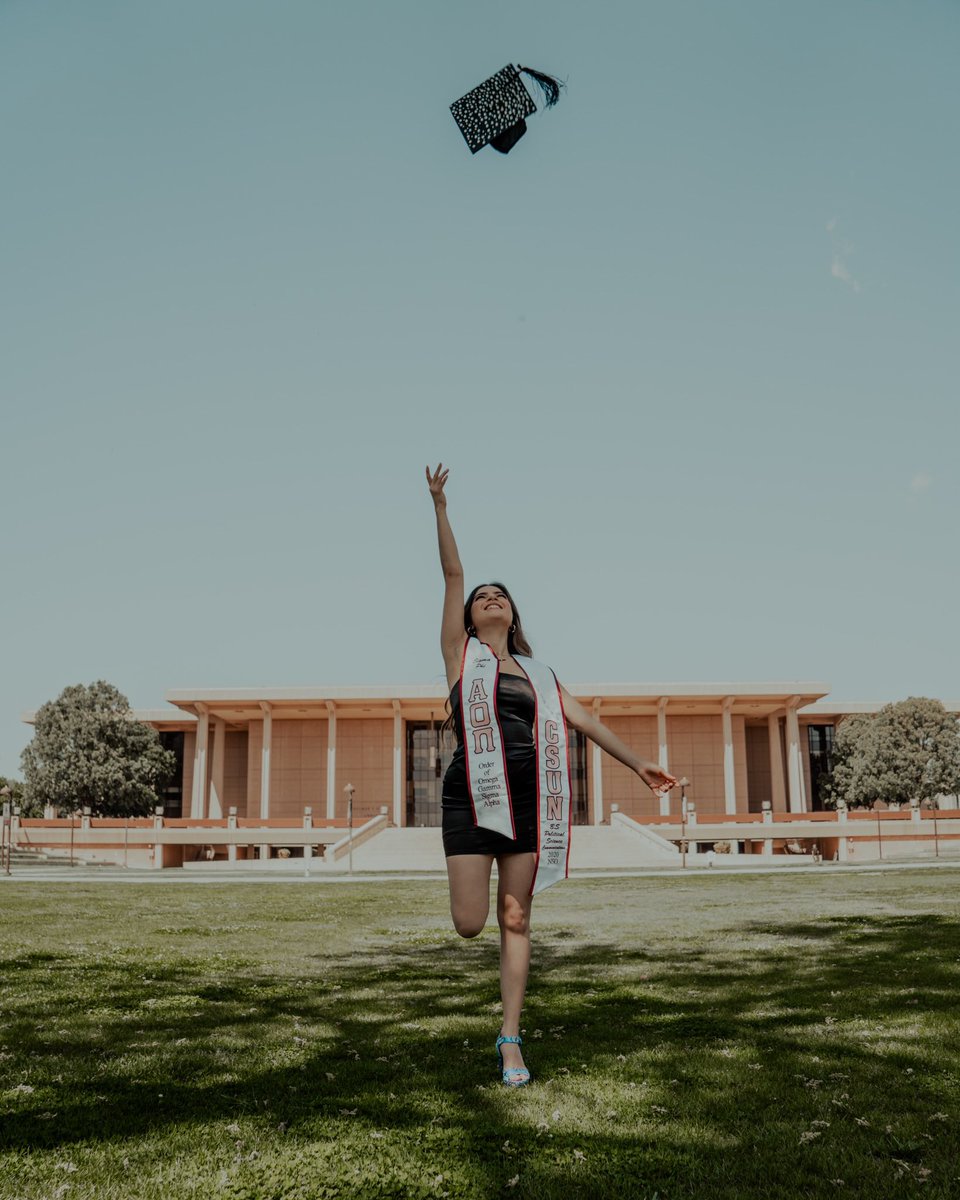 ashleyduarte98's tweet photo. First generation grad looks nice on me 💘 #matadorforlife #csun #aoii https://t.co/5o66tRmIU8
