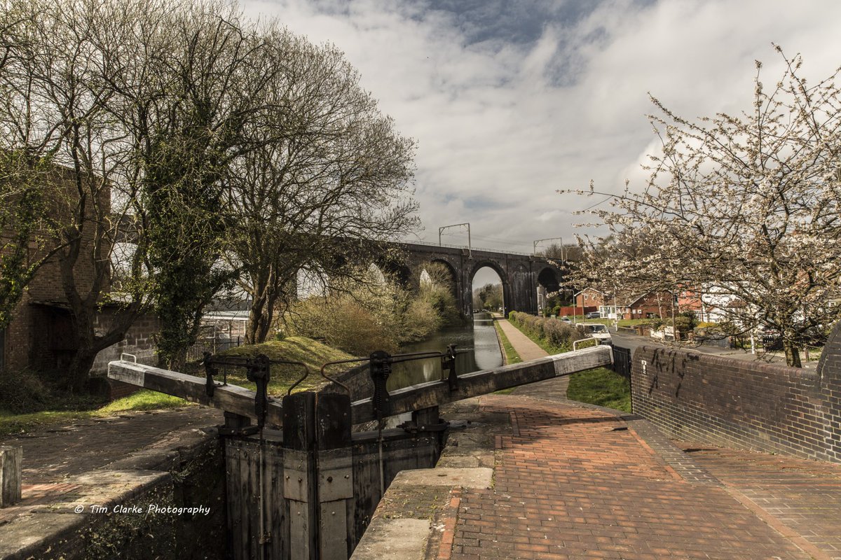 timbo_clarke's tweet photo. Broad Street Basin, Wolverhampton.

The original road crossing now takes pride of place in the Black Country Living Museum. Originally it was located to the left of the current bridge - the line of the canal on the left went straight on rather  #BlackCount https://t.co/Bo2uniB2jw https://t.co/NwJX3fuOlL