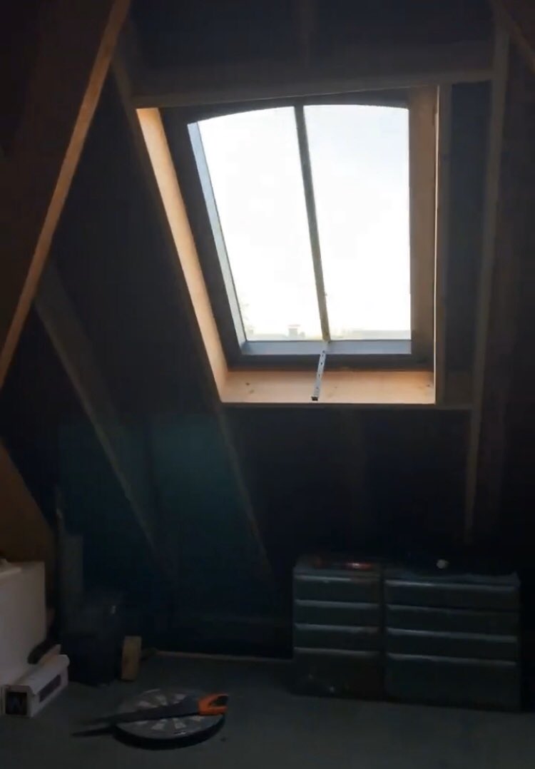 Wat vind jij van onze zwartstalen dakramen?
Dit is ons grootste formaat 77 x 118cm FLDRX, deze is met de handgesmeden steker te open of volledig elektrisch. 
Voorzien van HR++ veiligheidsglas voor optimale isolatie.

ferolux.nl/dakraam-stalen…