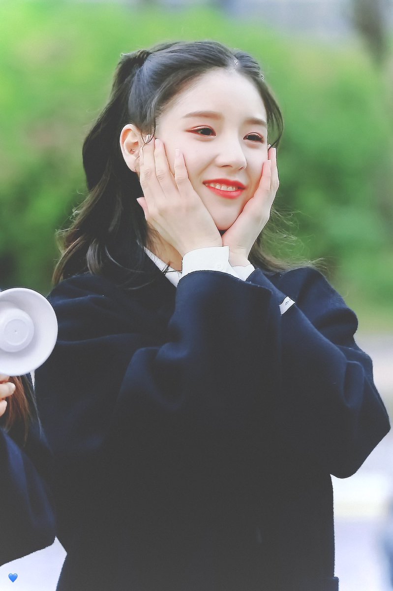 heejin tiny baby hands thread!!!!!