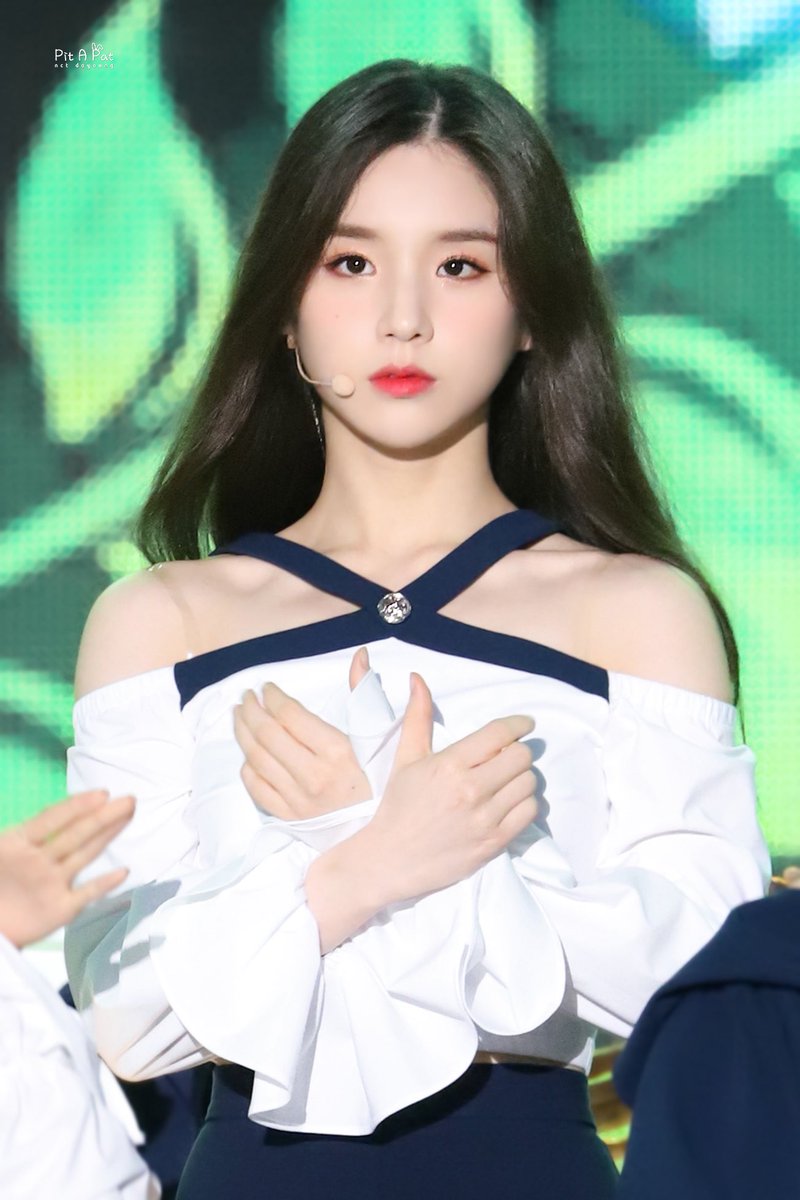 heejin tiny baby hands thread!!!!!