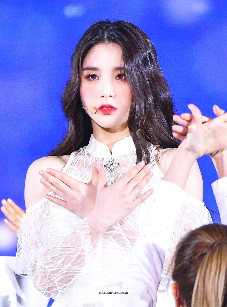 heejin tiny baby hands thread!!!!!