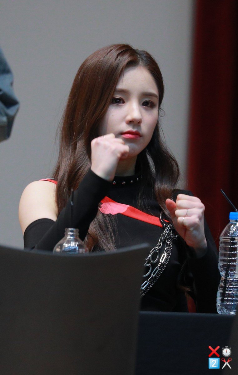 heejin tiny baby hands thread!!!!!