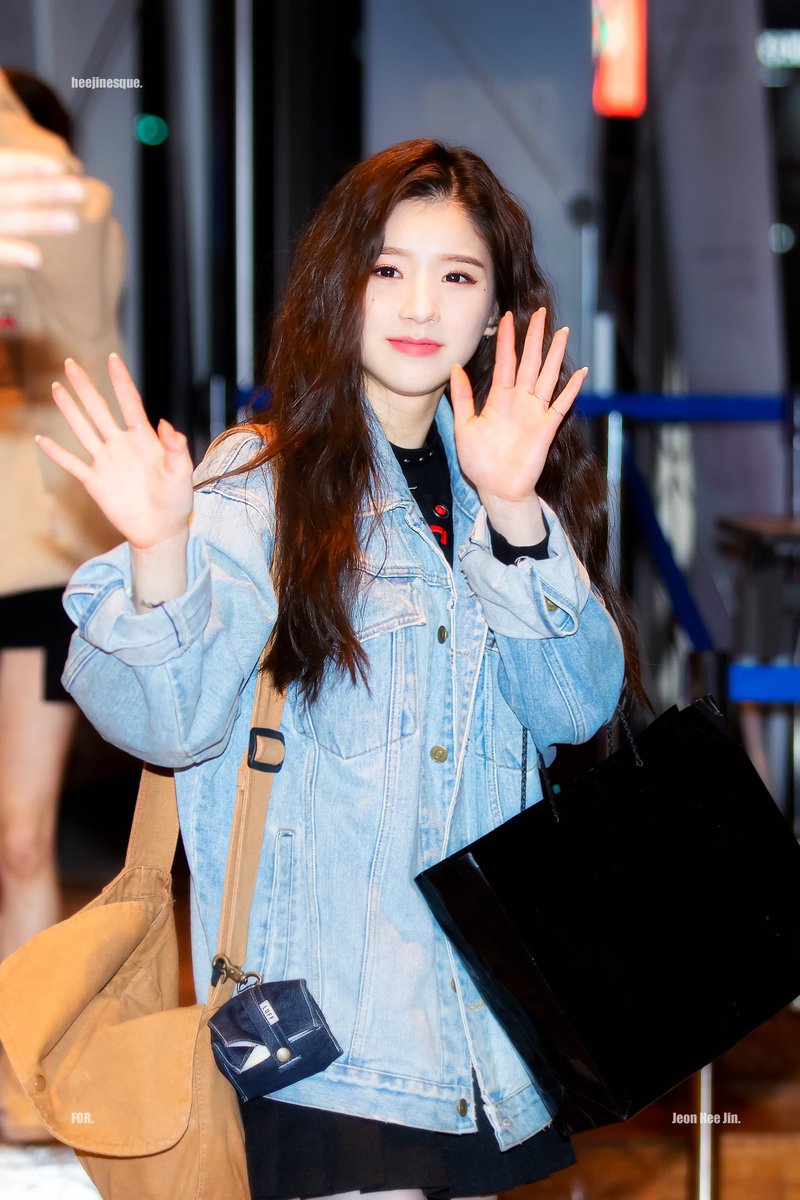 heejin tiny baby hands thread!!!!!