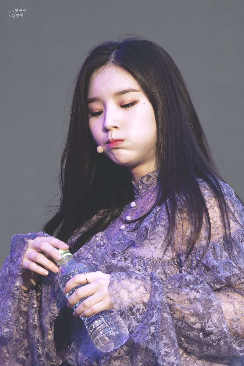 heejin tiny baby hands thread!!!!!