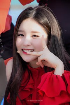 heejin tiny baby hands thread!!!!!