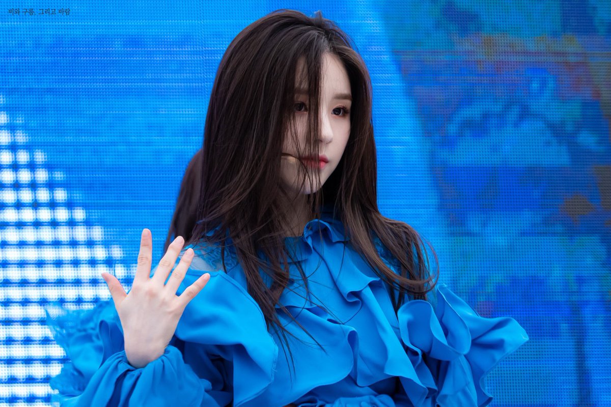 heejin tiny baby hands thread!!!!!