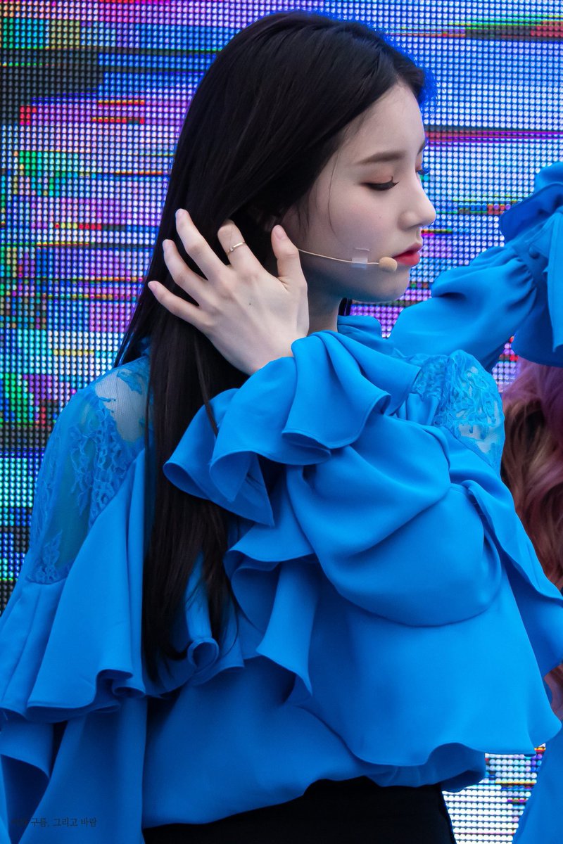 heejin tiny baby hands thread!!!!!