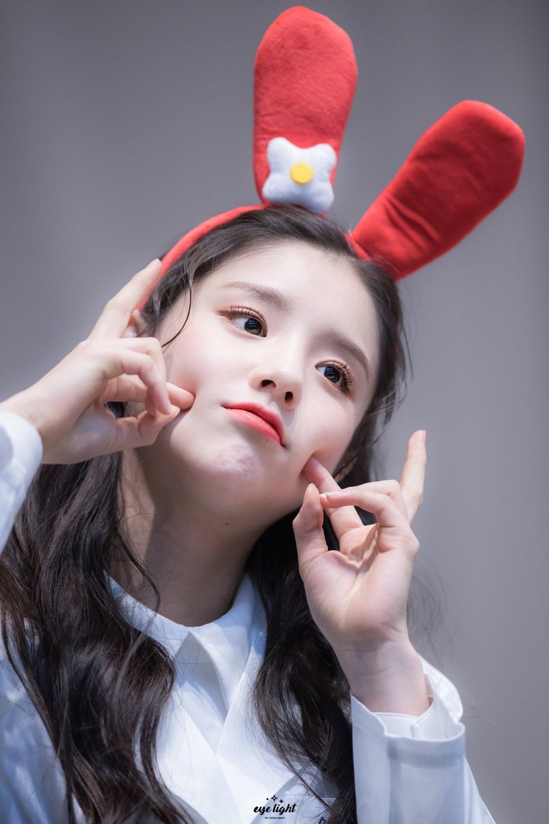 heejin tiny baby hands thread!!!!!