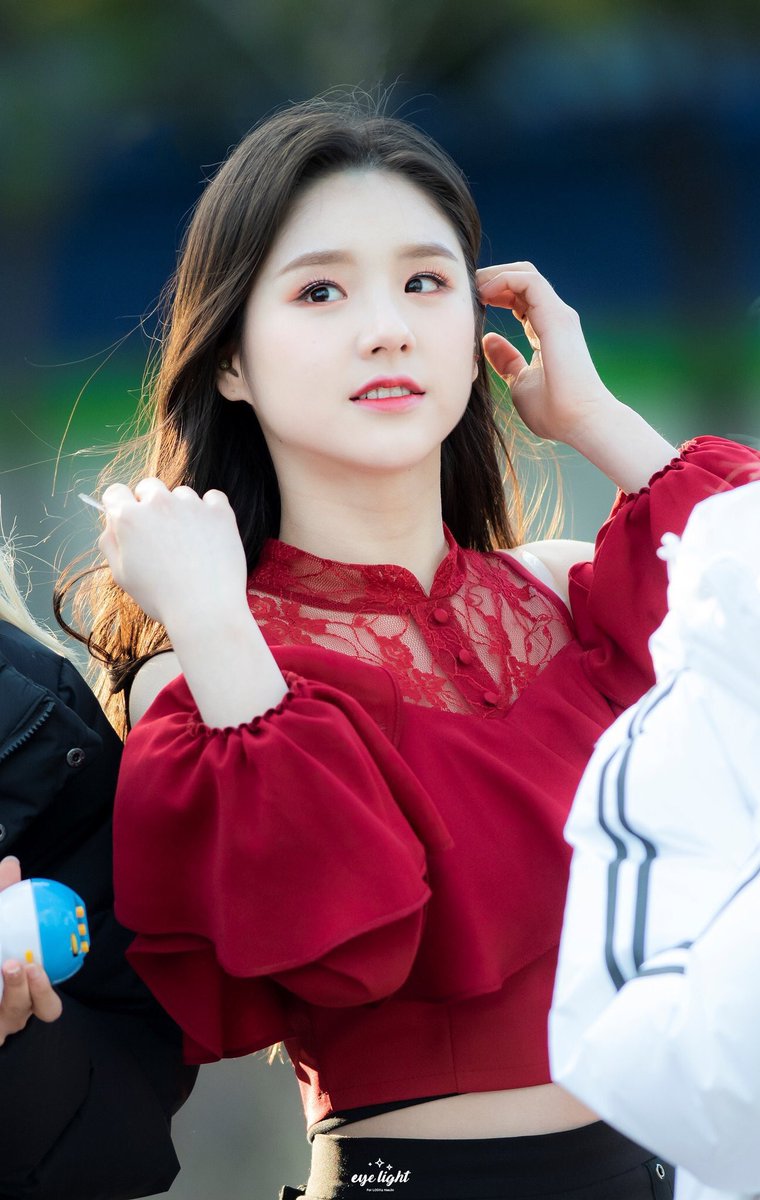 heejin tiny baby hands thread!!!!!