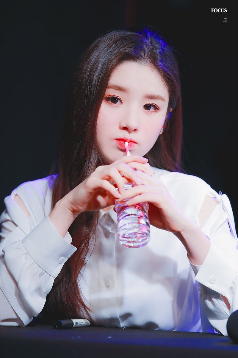 heejin tiny baby hands thread!!!!!