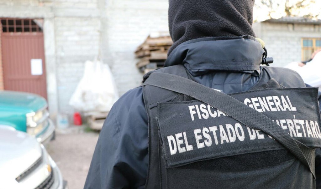 AlertaQro's tweet photo. #AlertaUrbana | Los cuerpos de las víctimas fueron ubicados en días pasados en un rancho junto a un camino de trerraceria, entre #Montenegro y #Pinto, en #SantaRosaJáuregui; ahora fueron detenidos “#ElRebotes” y “#ElMessi” por ese… https://t.co/4a6HXPrYwE https://t.co/kBqKaS3CKG