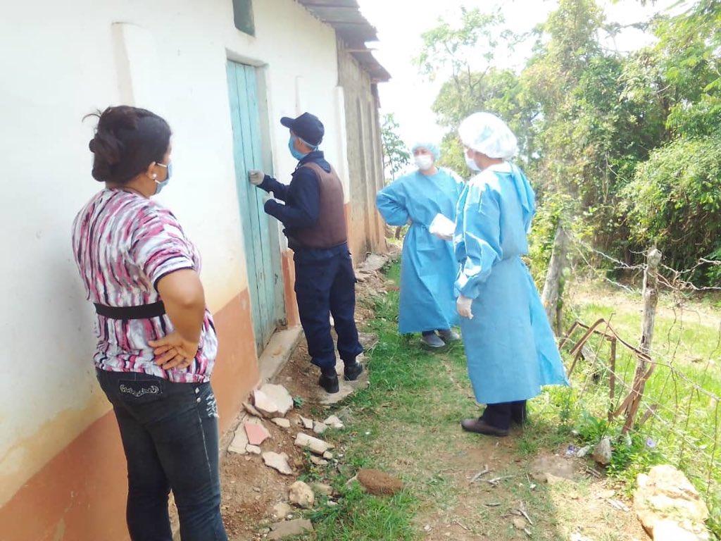 #5Abr Sigue desplegada la delegación mixta de médic@s chequeando casa por casa a pacientes con condiciones patológicas respiratorias, así como a personas que llegaron del extranjero. Todo ello enmarcado en la radicalización de la alerta por #Covid_19. #BienvenidosALaPatria
