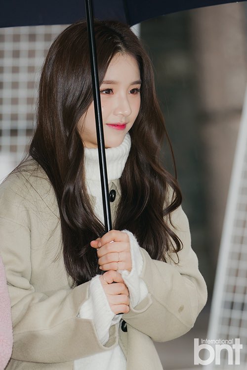 heejin tiny baby hands thread!!!!!