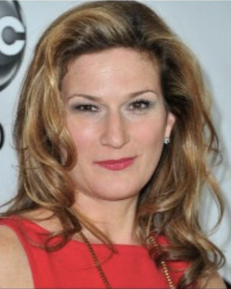 Just learned that Ana Gasteyer and Kathryn Hahn aren't the same person...