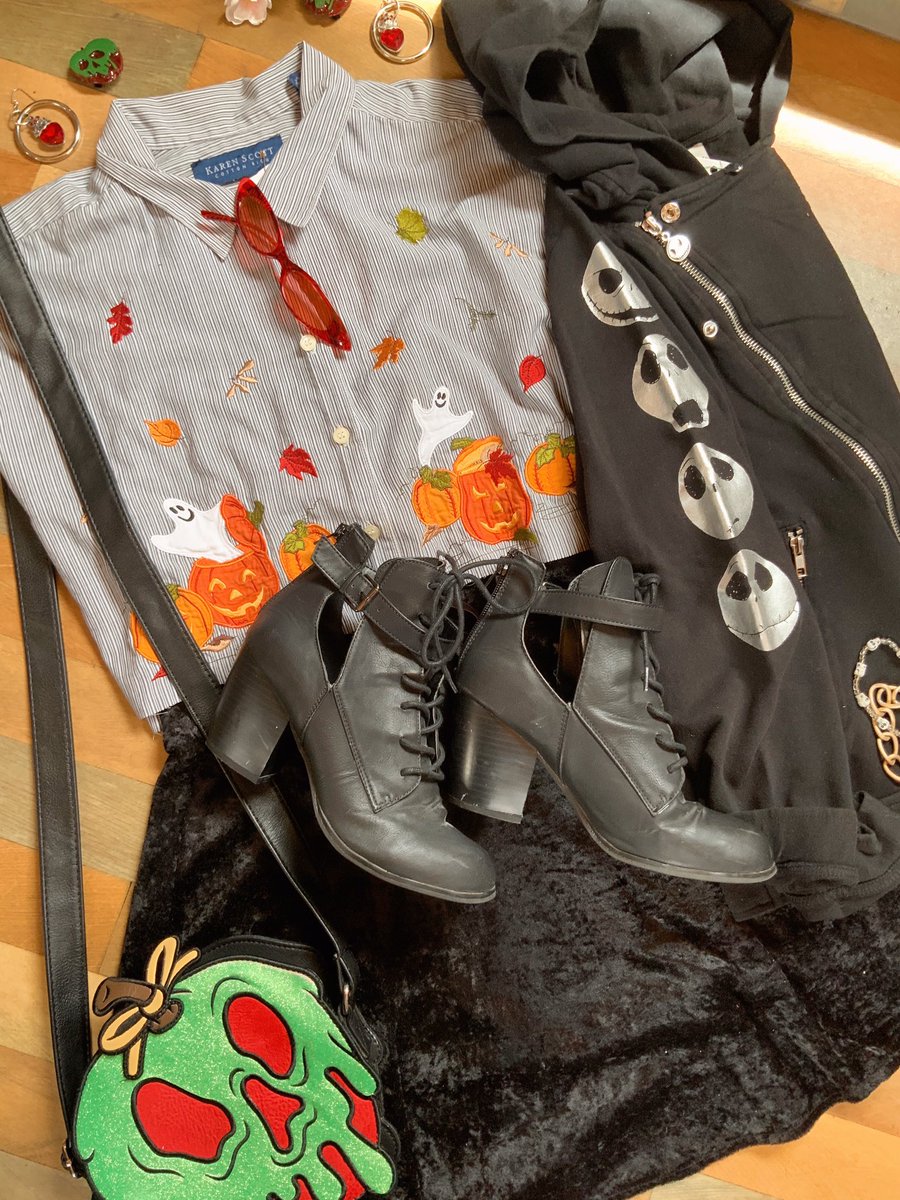 PopsikleShop's tweet photo. When you’re more of a Disney Villian than a Disney Princess ⚡️👸🏻🔥🖤 #poisionapple #vintagelife #blackdress #styled #styleforyou #disneystyle #evilqueen https://t.co/NuAJIXZD3F