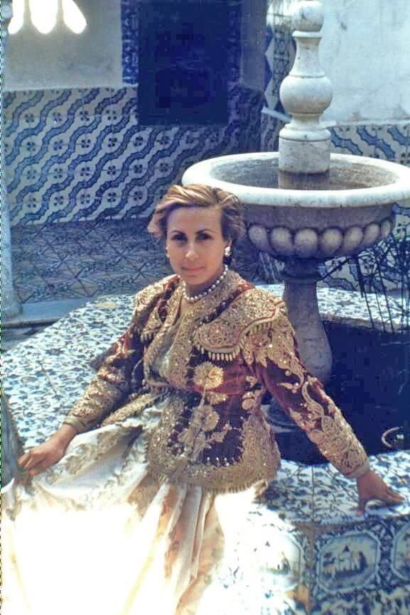 The karaku (كراكو) was worn by the Algéroise aristocracy. The top jacket was produced in very expensive fabrics (often velvet) embroidered using fetla (فتلة) & mejbud (مجبود) techniques in gold or silver thread.