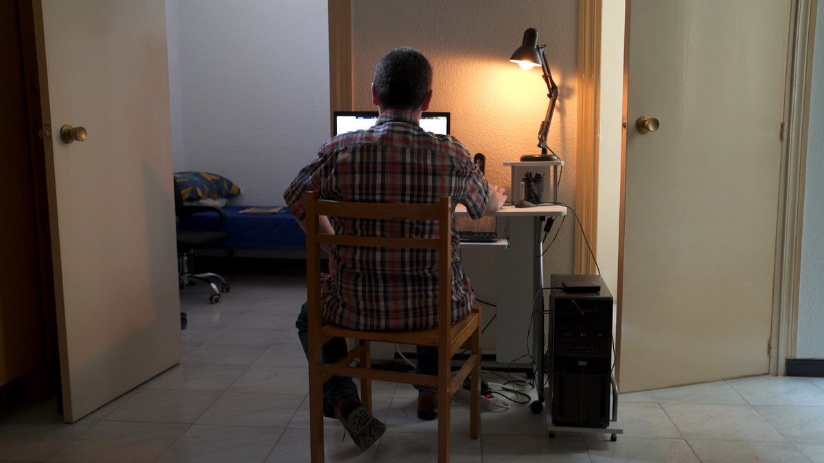 30minuts's tweet photo. "No sóc el meu propi cap; en lloc d'un, tinc 500 caps per tot el món, no puc dir que no", Javier Bartolomé, microtreballador i autor del blog "Moneda a moneda"
#ProletarisOnlineTV3
▶️ https://t.co/yOL3URrIsp https://t.co/4bux2QWPft