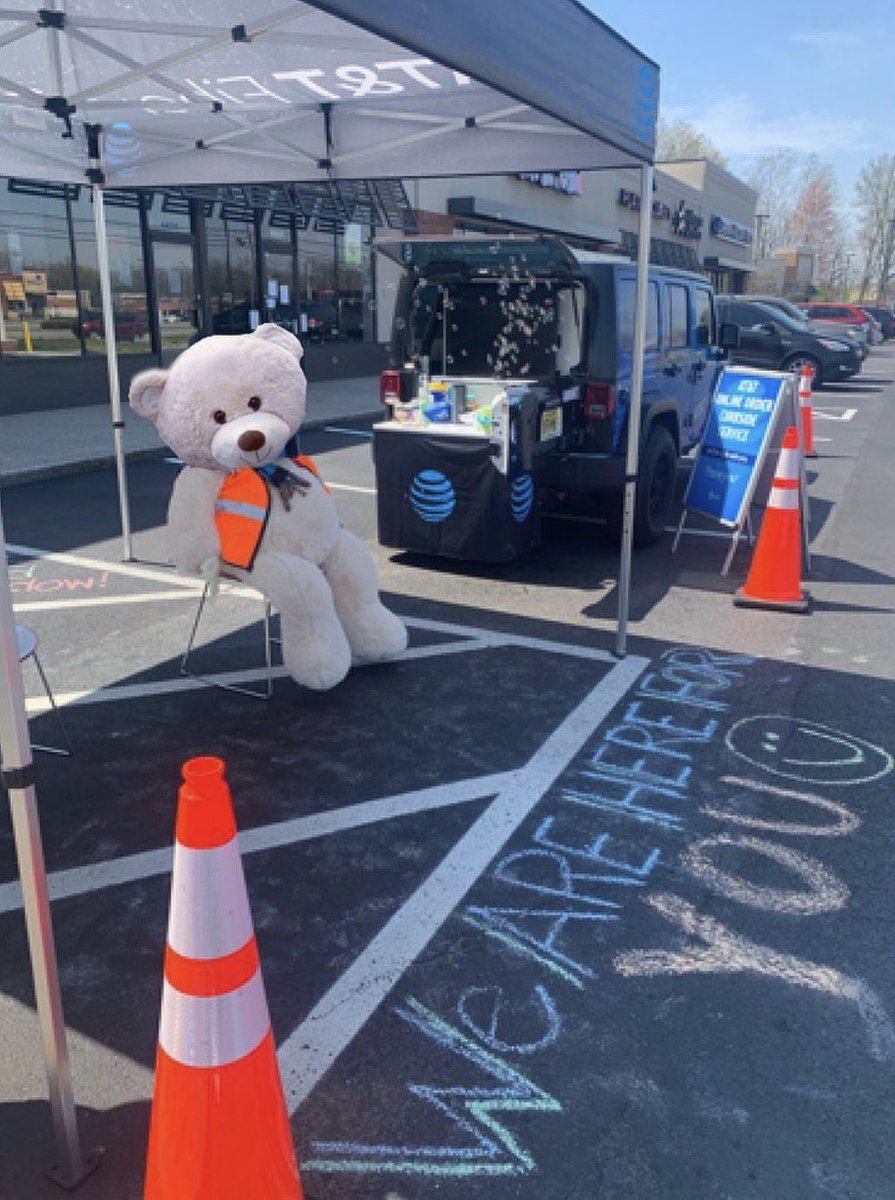 UnitTheBear's tweet photo. Took up a supervisory position yesterday for our Curbside Service. I see a lot of happy customers and the amazing things my friends at the @lifeattheloop store is doing everyday. Proud to be apart of AT&amp;T. @ATT #LifeAtATT #attemployee https://t.co/0TXfLpJebN