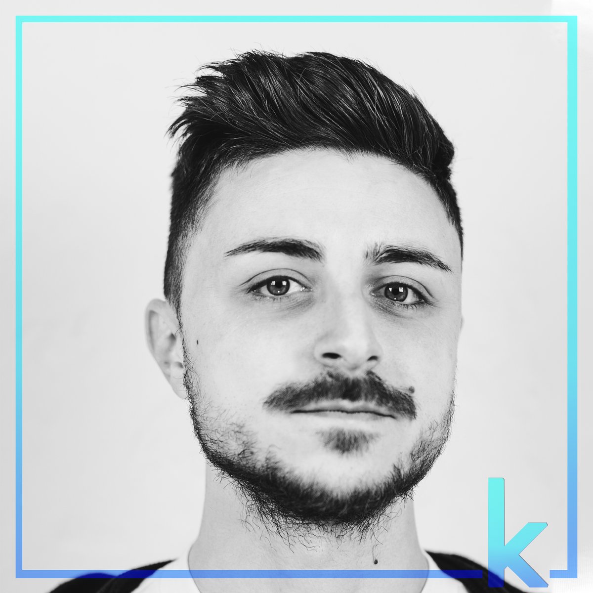 KiraiStudio's tweet photo. [SIMONOIZE] nasce come artista nel 2012. Le sue ampie influenze musicali lo portano a comporre tracce di diversi generi quali House, Progressive, beats Hip Hop / Trap e soundtracks in stile Ambient e Chillout.
#dj #musicproducer #kiraistudio #kiraisquad https://t.co/GPlhUuLSnp