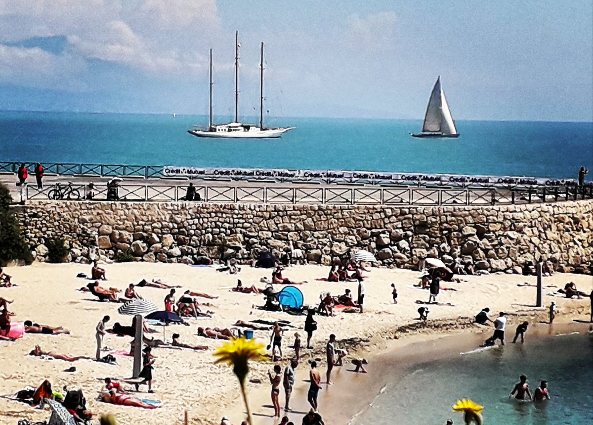 barquitosinfo's tweet photo. Al ancla en Antibes. https://t.co/kTKAobFzyr